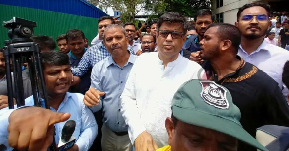 শিক্ষার্থীদের তোপের মুখে আইন উপদেষ্টা আসিফ নজরুল